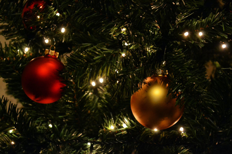 The Benefits of Choosing Green Artificial Christmas Trees for Your Holiday Décor